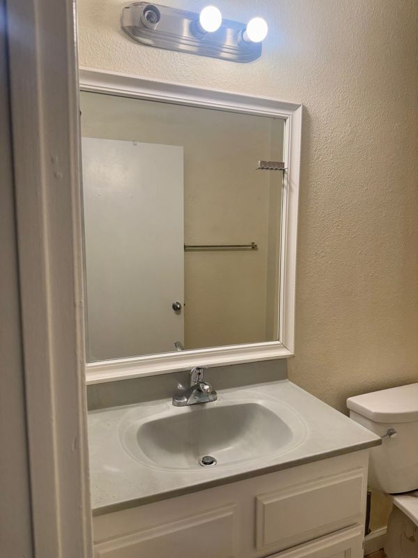 Building Photo - 831 N San Antonio Ave