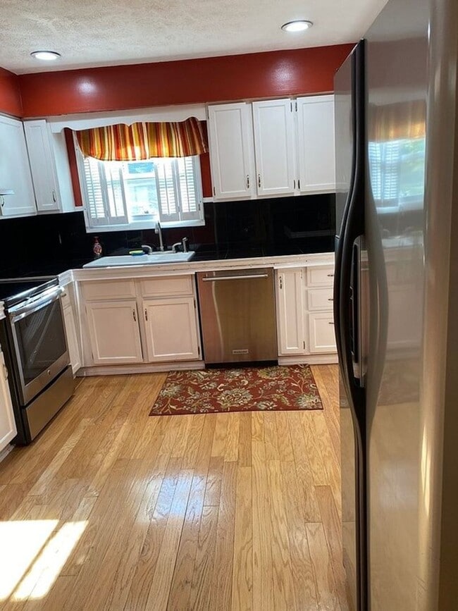 Building Photo - Spacious & Unique Contemporary Home – Perfect for Entertaining and Family Living!