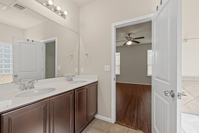 Building Photo - 1704 Willow Vista
