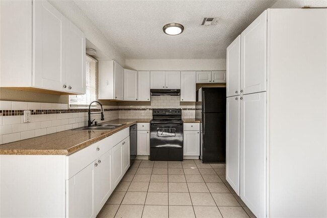 Building Photo - 645 Lloyd Ave