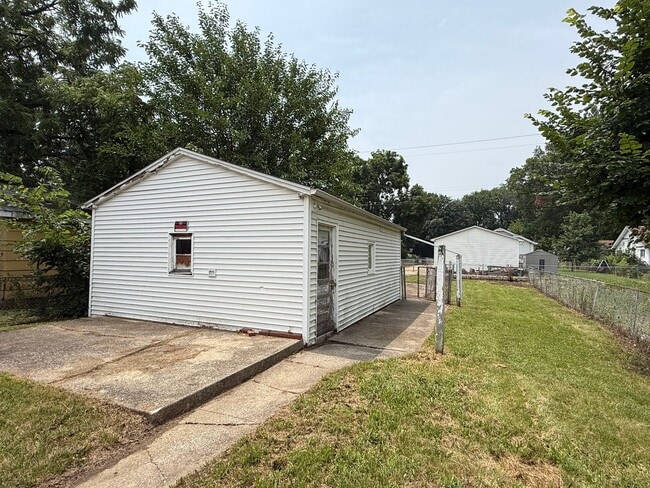 Building Photo - 2051 N Main St