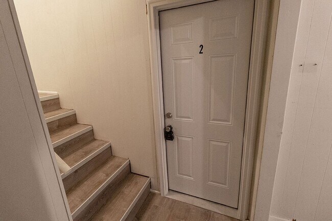 Building Photo - Fully Updated 2 BDR Apartment