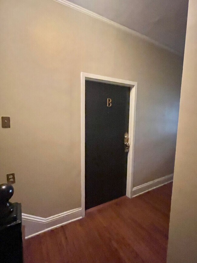 Building Photo - Charming 1 Bedroom, 1 Bathroom Courtyard Apartment in Downtown Savannah