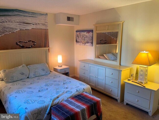 Building Photo - 14402 Jarvis Ave