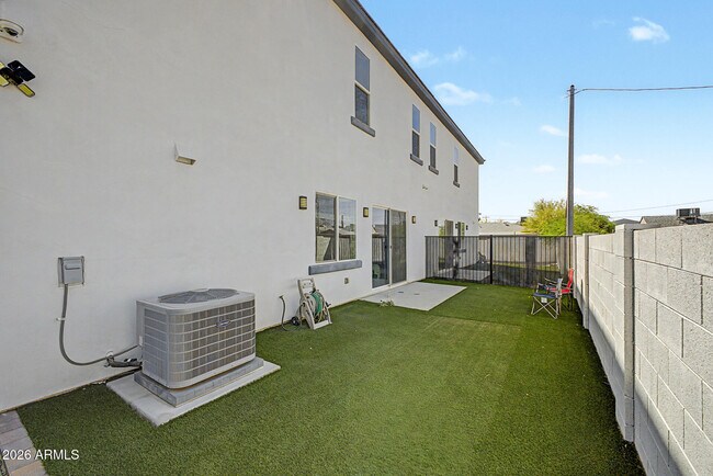 Building Photo - 1344 E Polk St