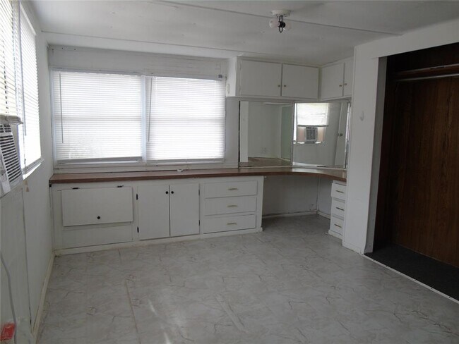 Building Photo - 910 Bunton Ln