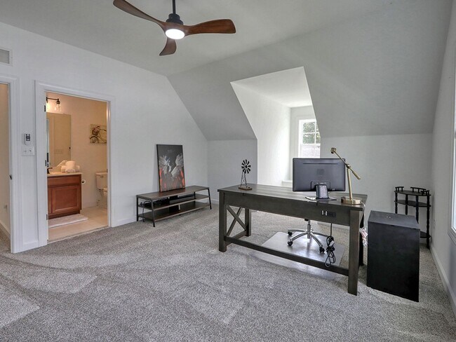Building Photo - Spacious 3BR / 3.5BA Single family home • 2,500 Sq Ft • Baywood