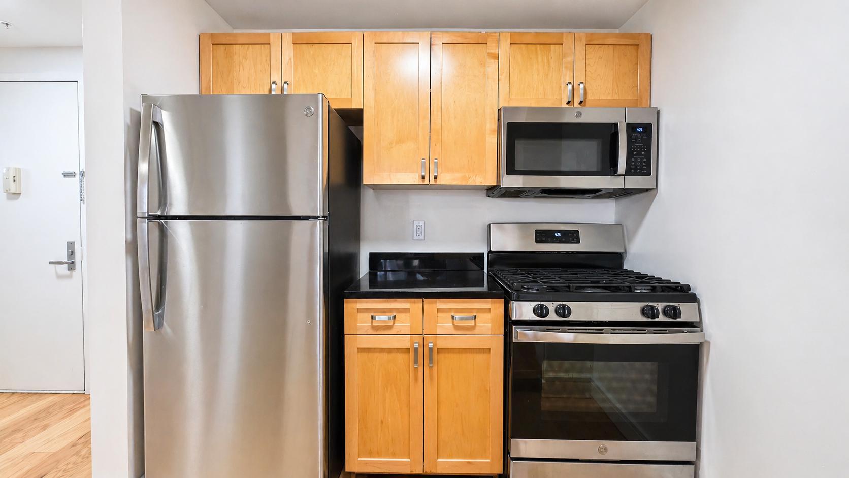 Building Photo - 323 W 96th St