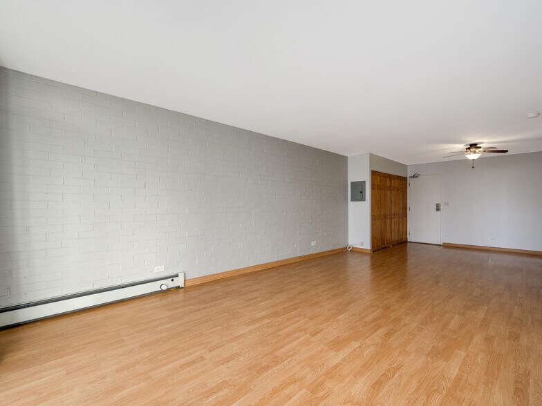 Building Photo - 3900 N Pine Grove Ave