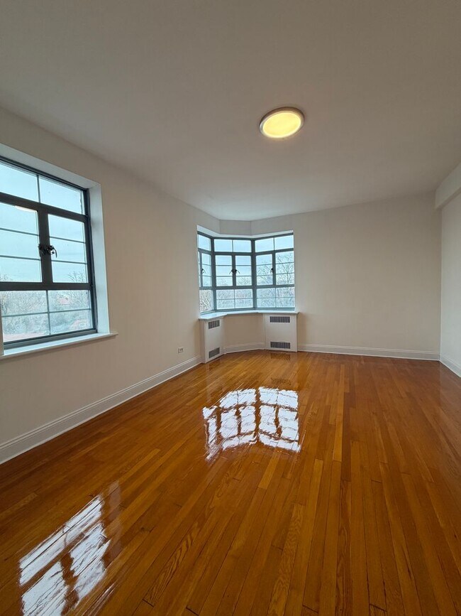 Building Photo - Beautiful 3 bed 3 bath Apartment designed by Lead Architect Steward Wagner and Alfred Fellheimer ...