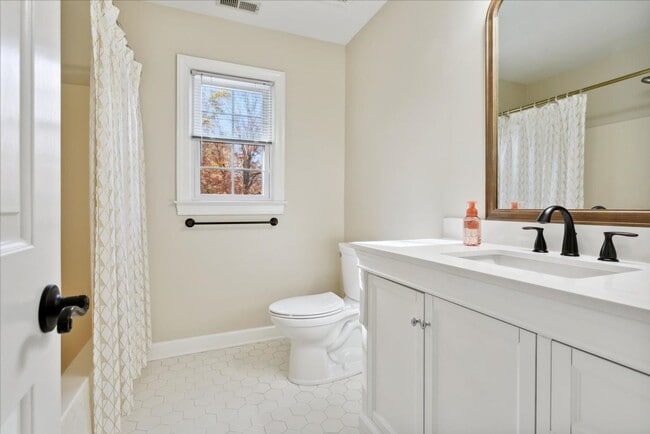 Building Photo - Kingsmill Gem