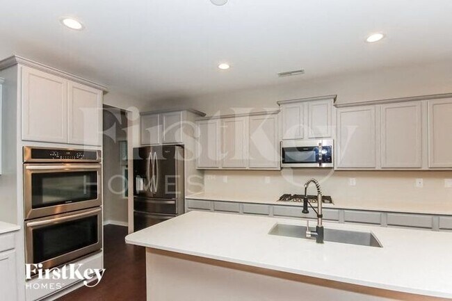 Building Photo - 7779 Creek Park Dr