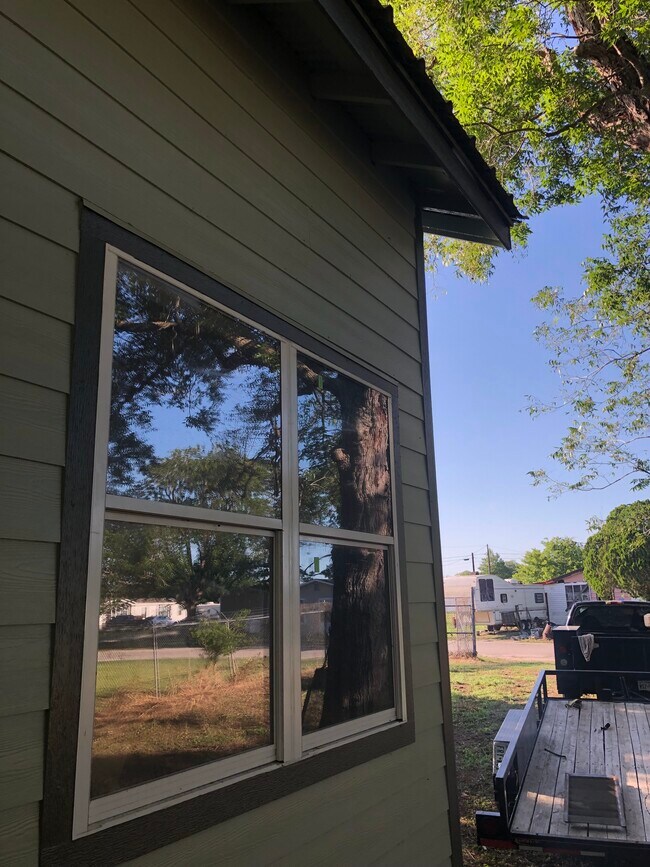 Building Photo - 112 E Scott St