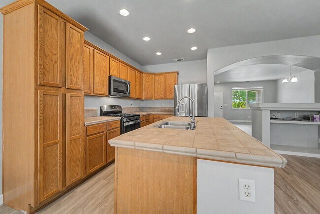 Building Photo - 4 bedroom 2 bath home located in Yuba City