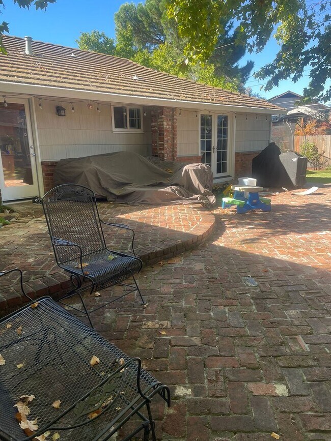 Building Photo - Charming 3 bedroom home in quiet neighborhood with detached office!