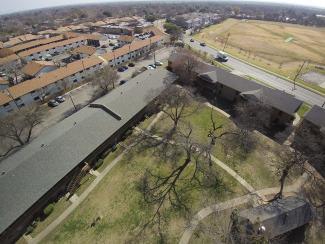 Building Photo - Emerald Point Apartments