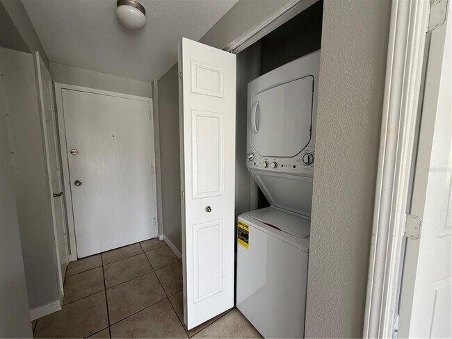 Building Photo - 406 S Cedar Ave