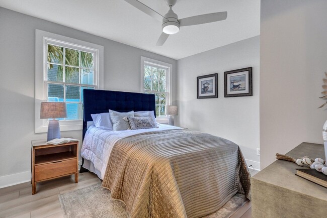 Building Photo - Fully renovated home in Charleston!