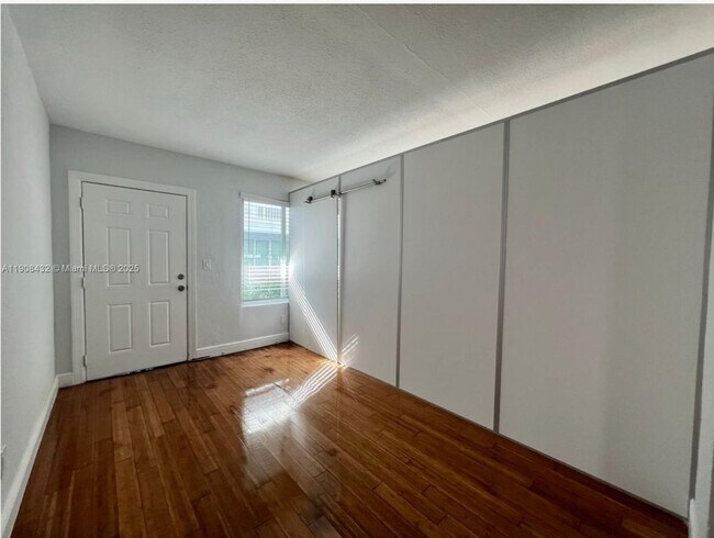 Building Photo - 7315 Carlyle Ave