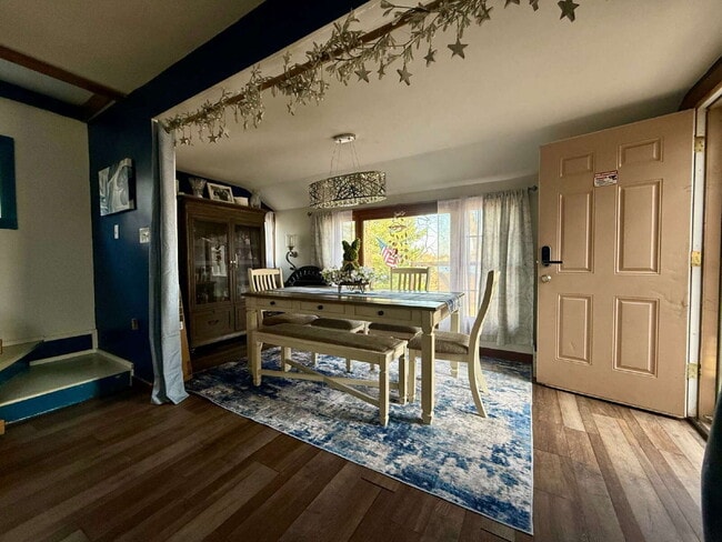 Building Photo - Quaint 2 bedroom, plus den, 1 bath on Okauchee Lake Appliances included: Microwave, Stove, Refrig...