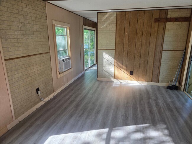 Building Photo - 1112 Cox Lake Rd