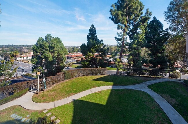 Building Photo - Beautiful 2Bd/2Ba Condo In Gated Community...