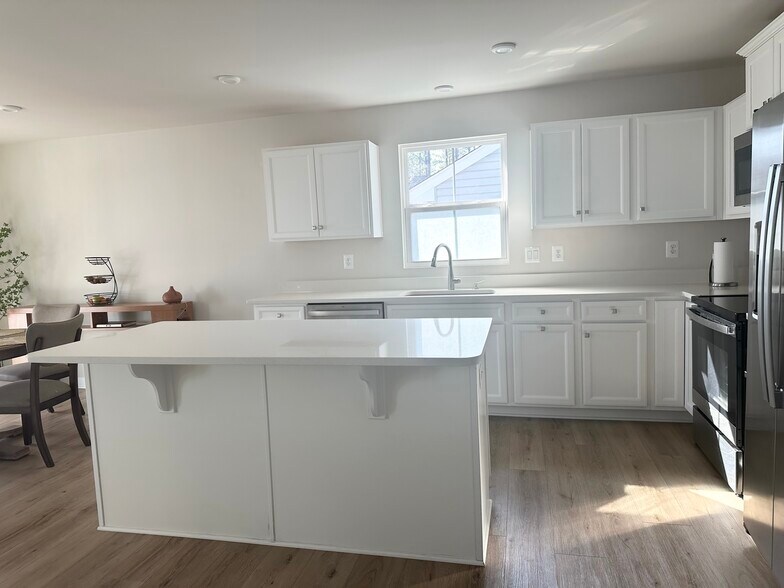 Building Photo - 7120 Iron Gall Ln