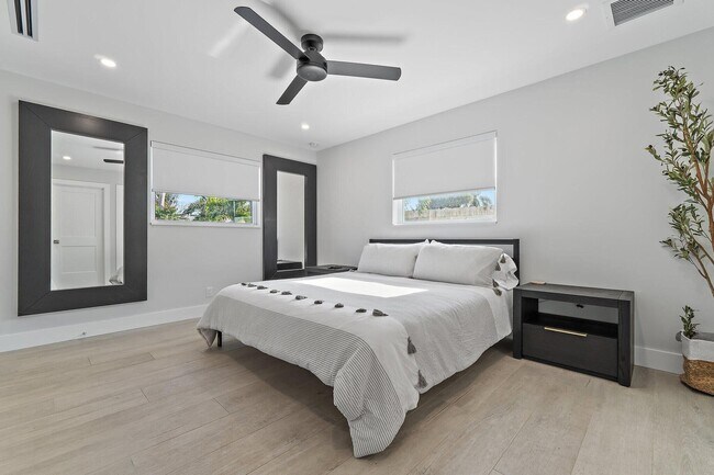 Building Photo - 4193 Hyacinth Cir N