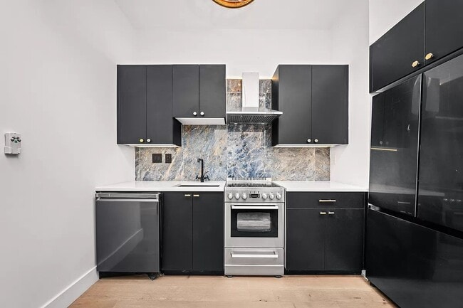 Building Photo - 727 Knickerbocker Avenue