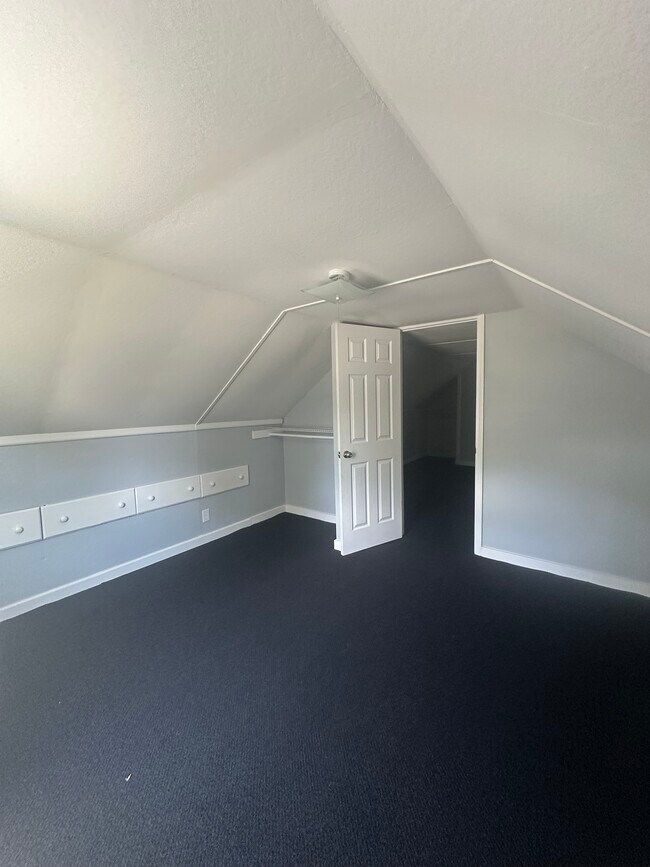 Building Photo - 529 Beecher St