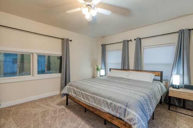 Building Photo - Fully Furnished 3BD + Den/2BA, Convenientl...