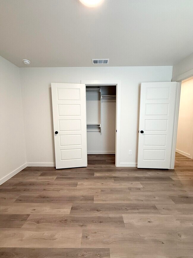 Building Photo - 2501 Kenwood Ave