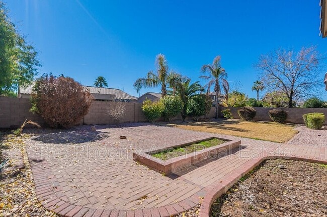 Building Photo - 2741 E Yellowstone Pl