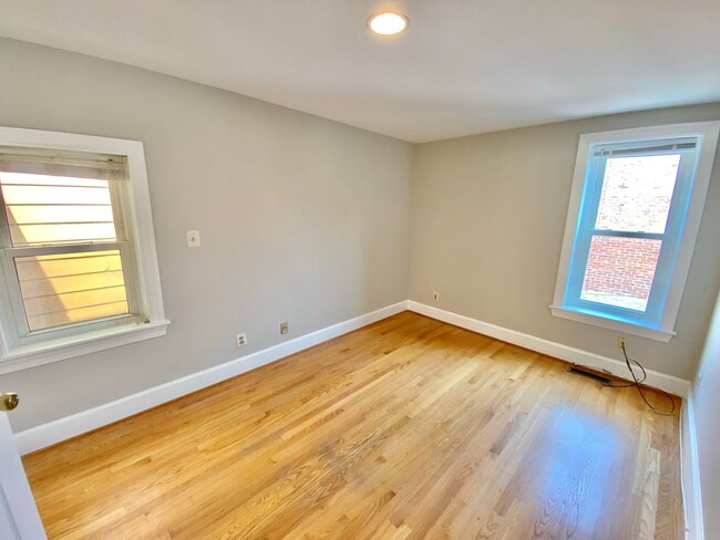 Building Photo - Chic Shaw Townhouse 2bd/2.5 bath with Deco...