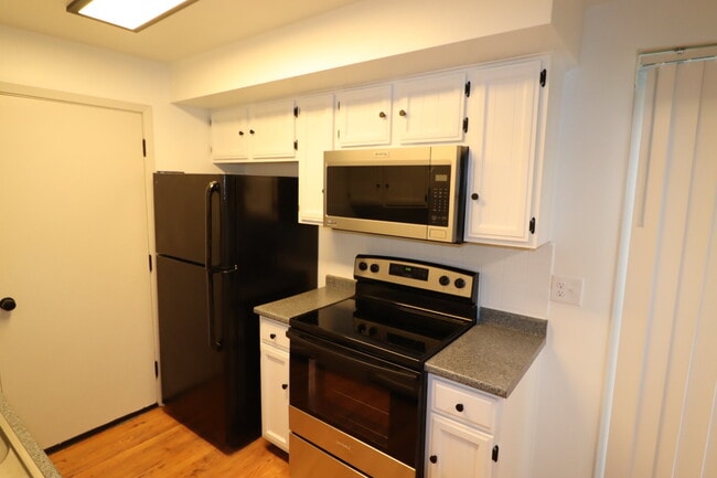 Building Photo - 3 Bedroom Duplex