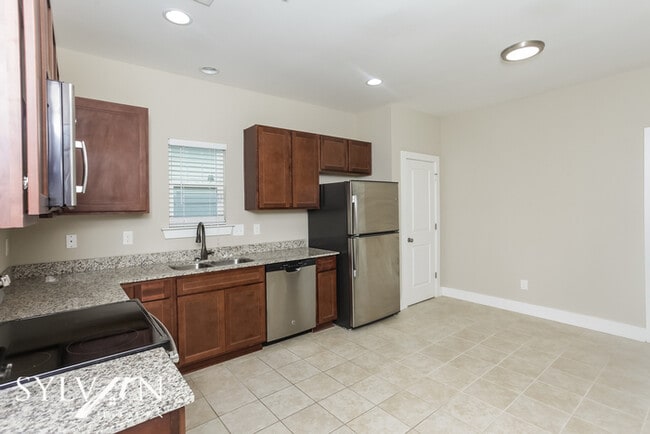 Building Photo - This delightful 3BR 2.5BA is a gem