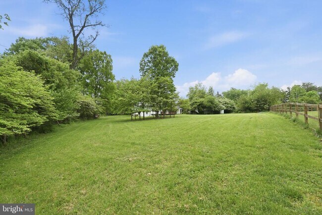 Building Photo - 9809 Sunset Dr