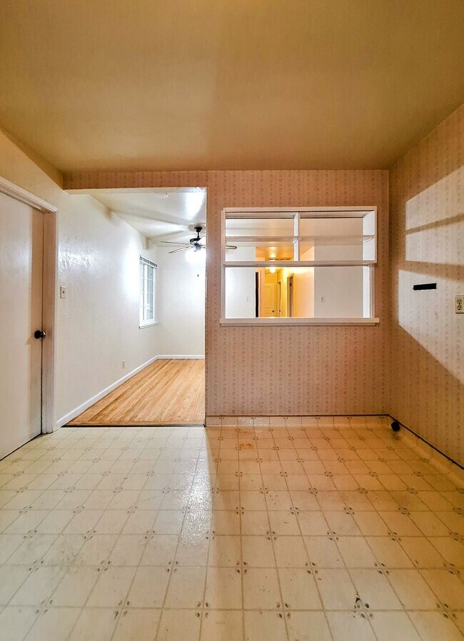 Building Photo - Charming Single Story 3bd House with Large Yard!