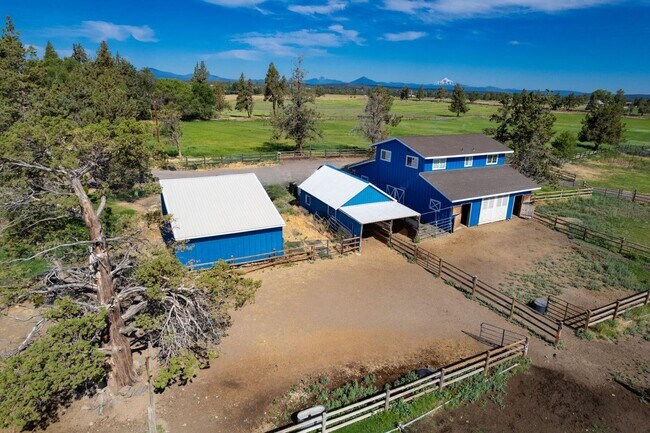Building Photo - Stunning Tumalo Estate-6 Bed - 7.5 Bath ov...