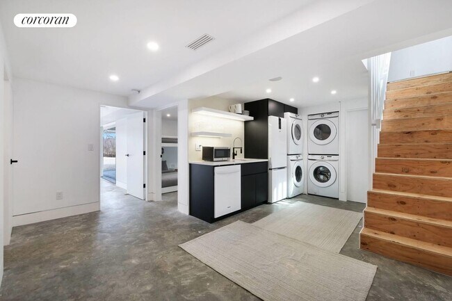 Building Photo - 29 W Lake Dr