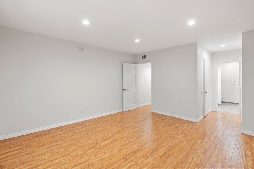 bedroom - 4915 Tyrone Ave