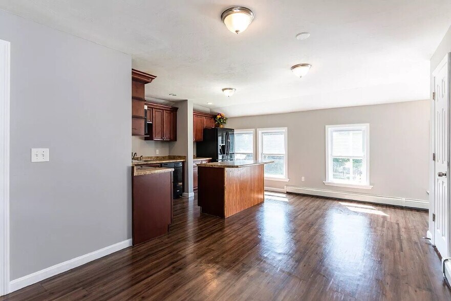 Building Photo - 554 Lake Ave