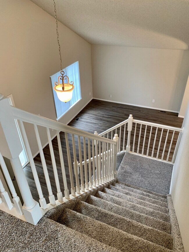Building Photo - Renovated 4 BR/4BA Home with Large Backyar...