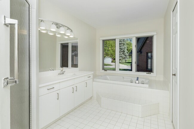 Building Photo - 37743 Avon Ln