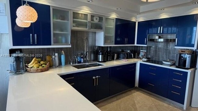 Building Photo - 2000 Island Blvd