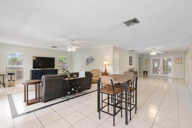 Building Photo - 306 18th Ave N