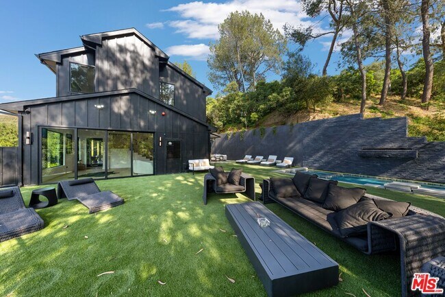 Building Photo - 3140 Coldwater Canyon Ave