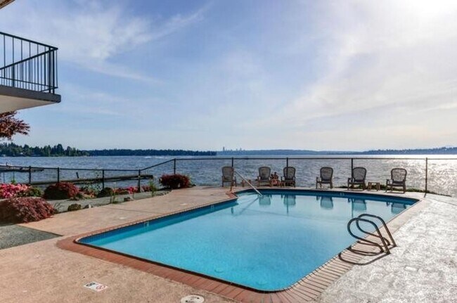 Building Photo - One of Kind Downtown Kirkland Strip 1bd 1bath Condo!