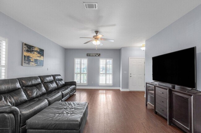 Building Photo - 142 Pin Oak Loop