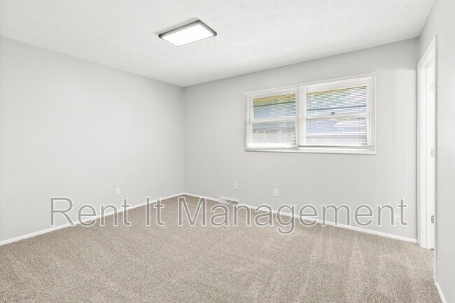 Building Photo - 12865 Valley St